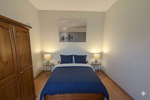 1 chambre, fer et planche à repasser