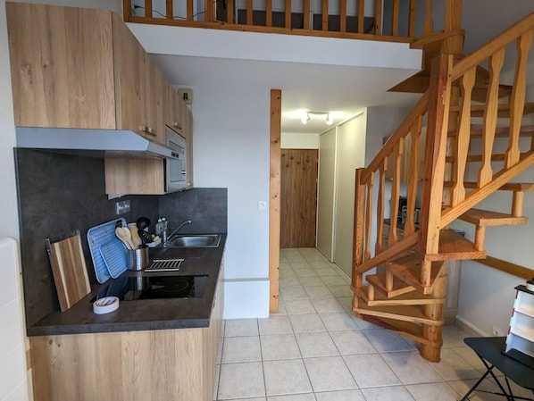 Fridge, microwave, dishwasher, coffee/tea maker