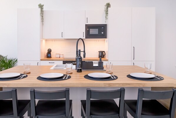 Fridge, oven, stovetop, dishwasher