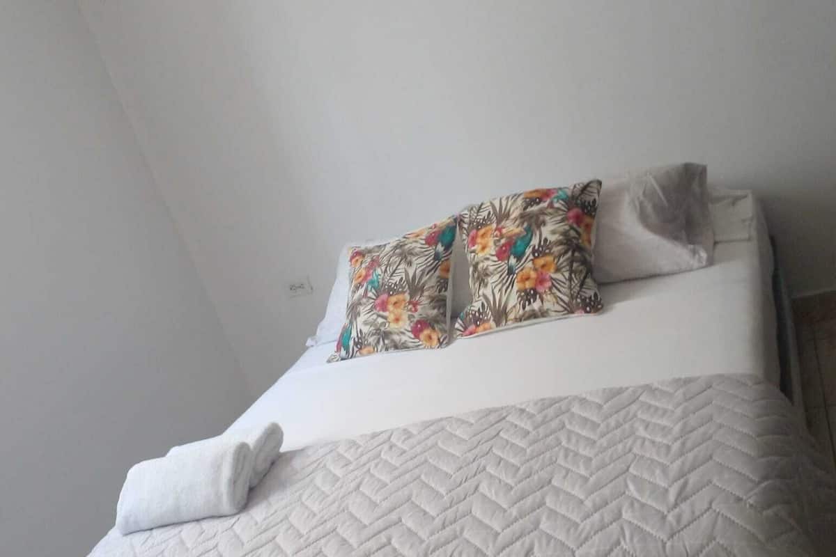 basic double room | free wifi, bed sheets