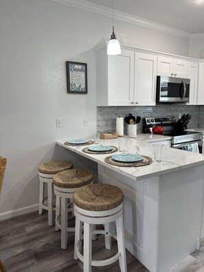 Fridge, microwave, oven, stovetop - New Dreamy Beach House just steps to the sand! (Surfside Beach)