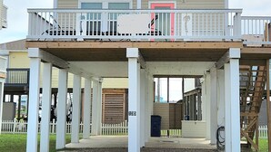 Un bâtiment à deux étages doté d’une entrée abritée et d’un balcon.