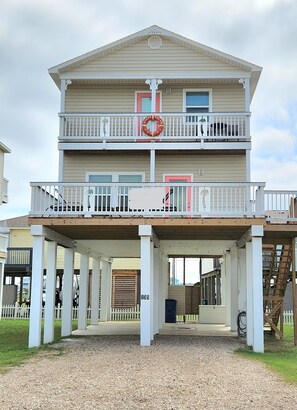 Exterior - New Dreamy Beach House just steps to the sand! (Surfside Beach)