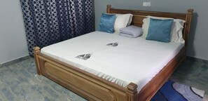 Quarto solteiro conforto | Individualmente decorados, individualmente mobiliados, escrivaninha