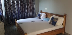 Individually decorated, individually furnished, desk, laptop workspace - Trapezium Lodge (Royal Triangle Guest House Annex) (Abease)