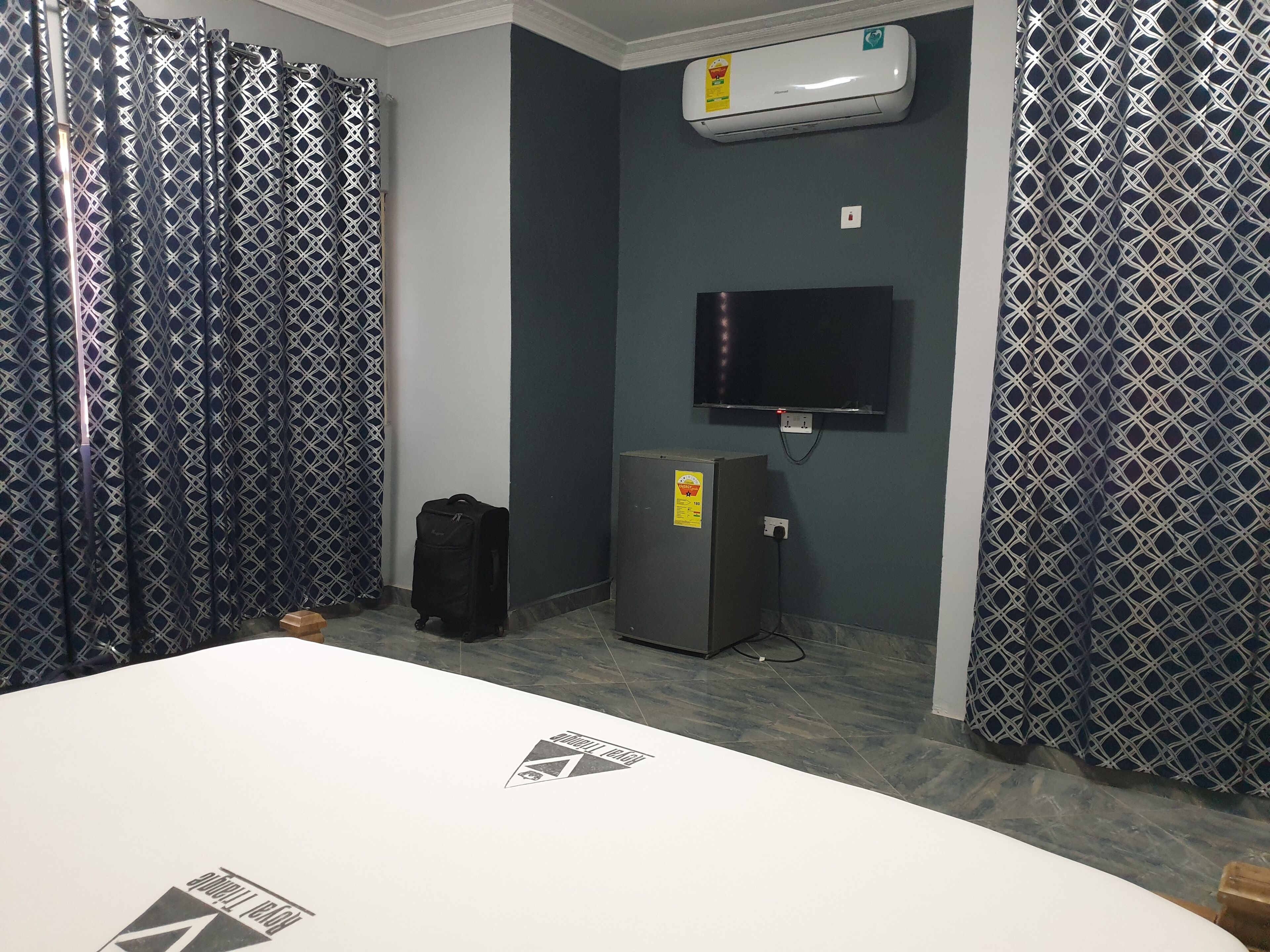 Quarto solteiro conforto, 1 cama King | Individualmente decorados, individualmente mobiliados, escrivaninha