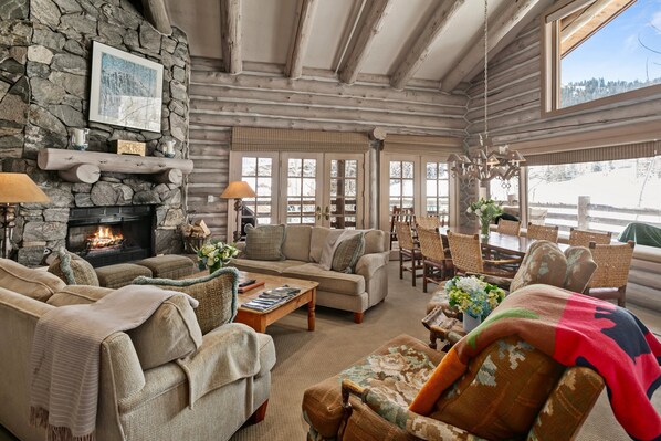 TV, fireplace - Pine Inn at Trail's End - Three Bedroom w/ Spa #6 (Park City)