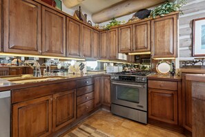 Fridge, microwave, oven, dishwasher - Pine Inn at Trail's End - Three Bedroom w/ Spa #6 by Deer Valley Resort (Park City)