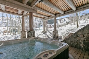 Outdoor spa tub - Pine Inn at Trail's End - Three Bedroom w/ Spa #6 by Deer Valley Resort (Park City)