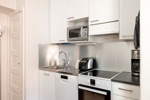 Comfort Studio | Private kitchen | Cookware/dishes/utensils