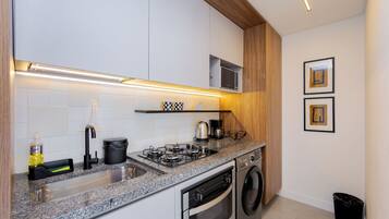Apartment | Private kitchen | Microwave, cookware/dishes/utensils