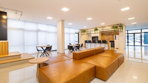 Un interior modern amb una àrea d'estar espaiosa, una cuina i una zona de dinar.