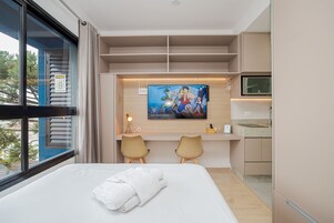 Espacio para trabajar con laptop, wifi gratis y ropa de cama 