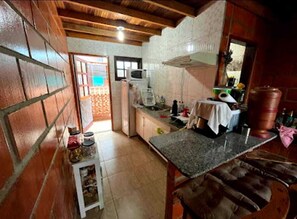 Geladeira, micro-ondas, cooktop, cafeteira/chaleira