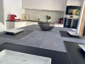 Kühlschrank, Mikrowelle, Ofen, Herdplatte