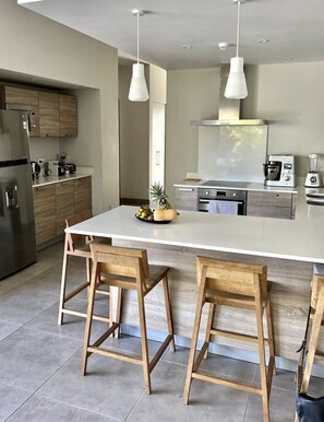 Refrigerador, horno, parrilla de estufa y lavavajillas 