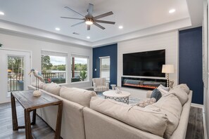 Smart-TV, Kamin, Videospiele, Bücher