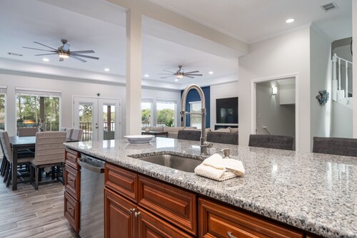 Ultimate Spacious Luxury Retreat! Boat Slip, 2 Jet Ski Slips, Kayaks, Hot Tub!