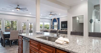 Ultimate Spacious Luxury Retreat! Boat Slip, 2 Jet Ski Slips, Kayaks, Hot Tub!
