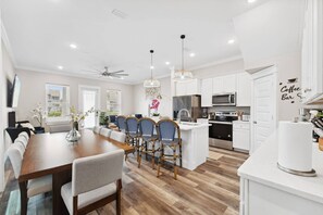 Fridge, microwave, oven, stovetop - SPRING BREAK SALE! Lux 4BR - 4min walk to the Beach, BBQ, PVT Hot Tub & Fire-Pit (Panama City Beach)