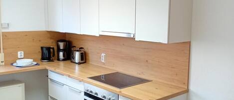 Fridge, oven, dishwasher, coffee/tea maker