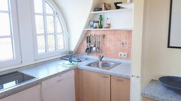 Kühlschrank, Ofen, Geschirrspüler, Wasserkocher mit Kaffee-/Teezubehör