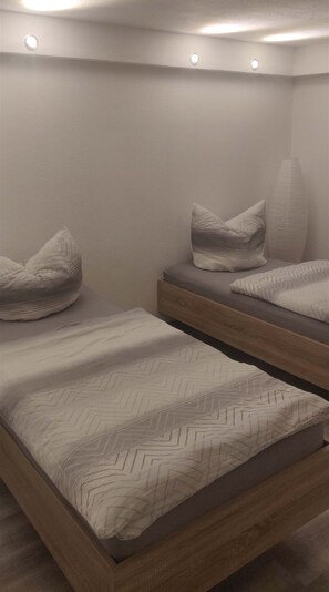 2 bedrooms, free WiFi, bed sheets - Spreewald apartment with pool (Vetschau)