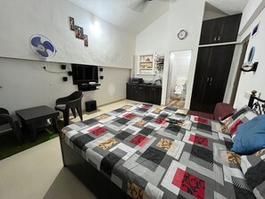 1 bedroom, bed sheets