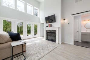 Smart TV, fireplace - Creek Stay Cottage New Listing (Schnecksville)