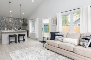 Smart TV, fireplace - Creek Stay Cottage New Listing (Schnecksville)