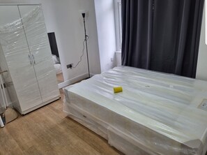 5 bedrooms, WiFi, bed sheets - Romantic Double Room in Worcester Mews NW6 (London)