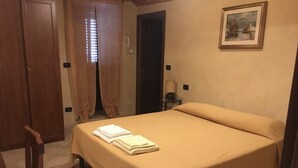 A hotel room with a bed, a chair, a door, and a painting on the wall. - 2 Bedroom Bed & breakfast in Condove (Condove)