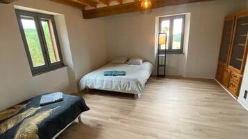 7 slaapkamers, een bureau, een strijkplank/strijkijzer, gratis wifi