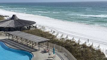 Alberca al aire libre y alberca climatizada