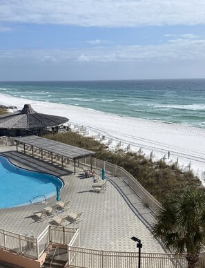 Een buitenzwembad, een verwarmd zwembad