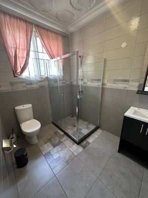Family Room | Bathroom - Ecstacy Royal Hotel (North Legon)