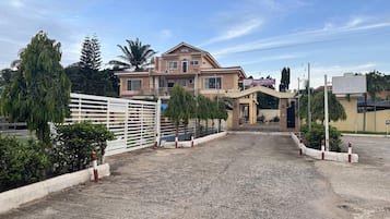 Vista frontal de la propiedad