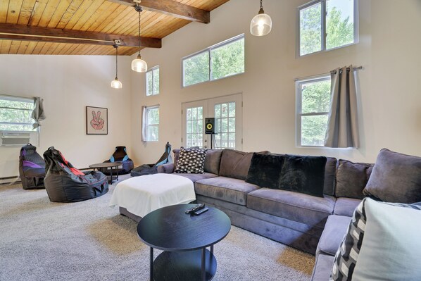 Smart TV, fireplace, stereo