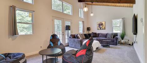 TV connectée, cheminée, chaîne hi-fi