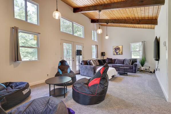 Smart TV, fireplace, stereo