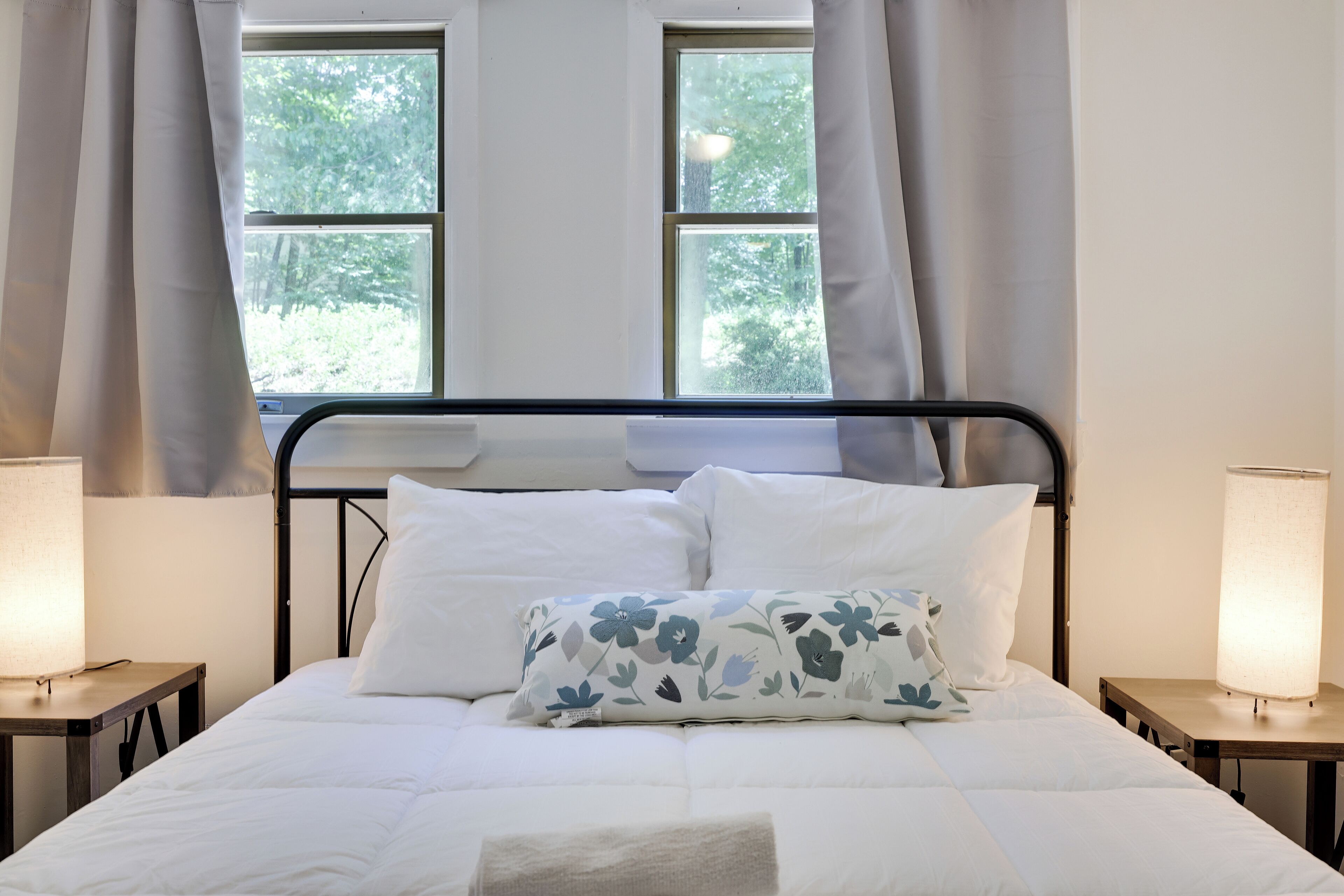 4 slaapkamers, een bureau, een strijkplank/strijkijzer, reisbedje