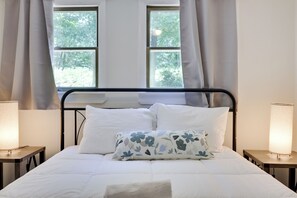 4 bedrooms, desk, iron/ironing board, travel crib