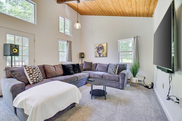 Smart TV, fireplace, stereo