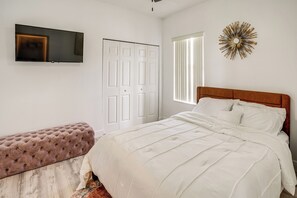 4 bedrooms, desk, iron/ironing board, travel cot - Upscale Treasure Coast Retreat! Port St Lucie Home (Port St. Lucie)