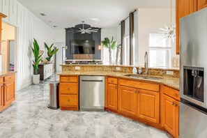 Fridge, microwave, stovetop, dishwasher - Upscale Treasure Coast Retreat! Port St Lucie Home (Port St. Lucie)