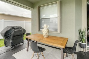 Outdoor dining - Upscale Treasure Coast Retreat! Port St Lucie Home (Port St. Lucie)