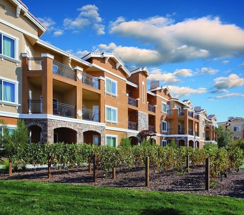 1 BR Close to wineries in Napa and Sonoma! A tasting cave, spa and sports bar.