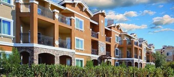 1 BR Close to wineries in Napa and Sonoma! A tasting cave, spa and sports bar.