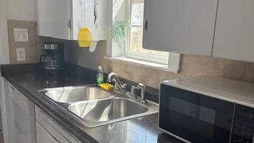 Kjøleskap, mikrobølgeovn, kokeplater og oppvaskmaskin