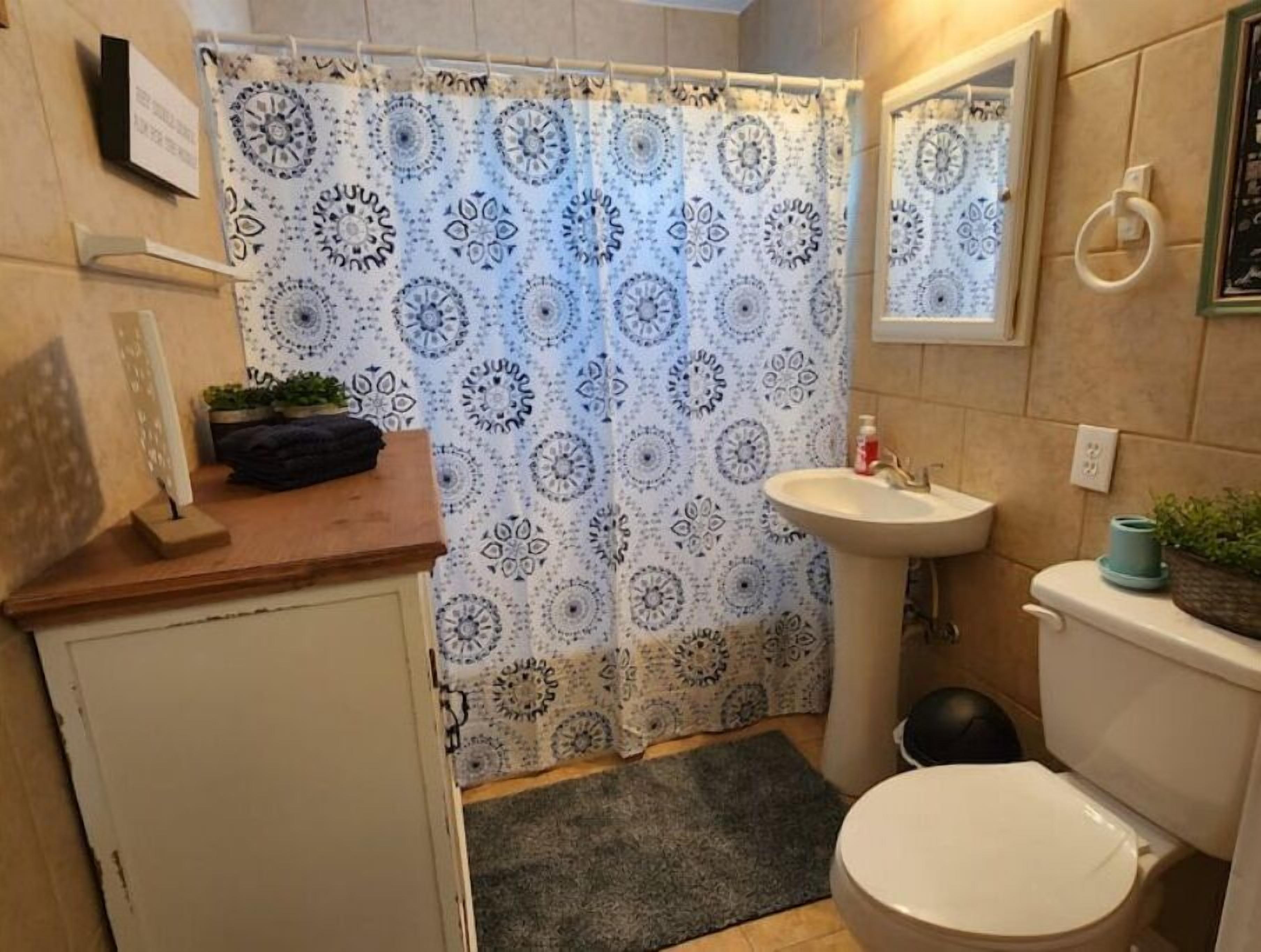 Een douche, een haardroger, handdoeken, zeep
